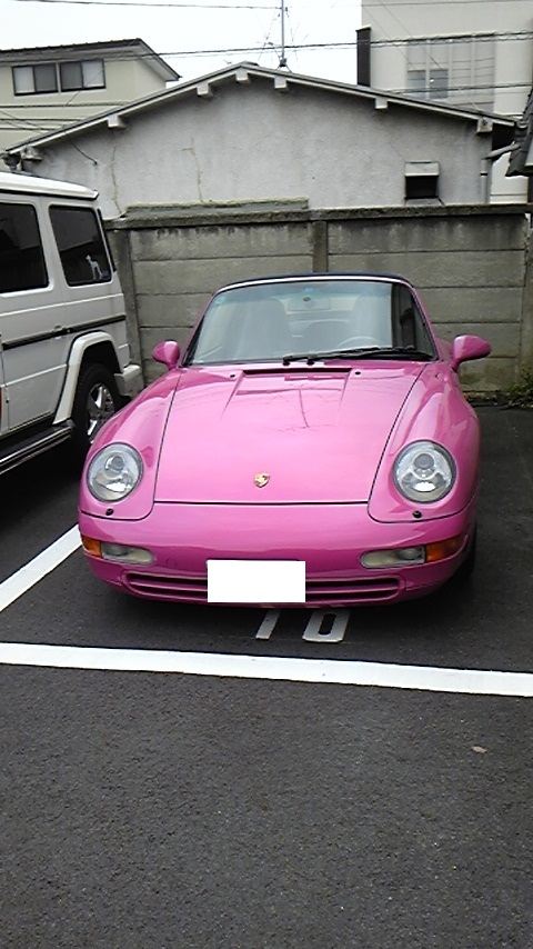 ピンクのポルシェ993フロントスタイル