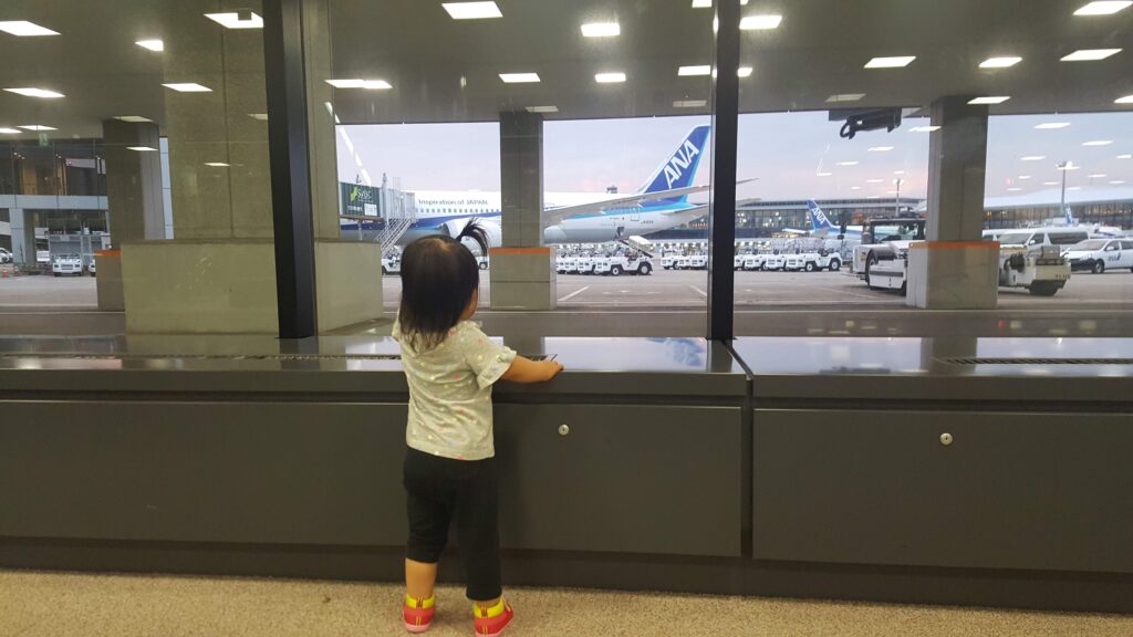 飛行機を見る子供