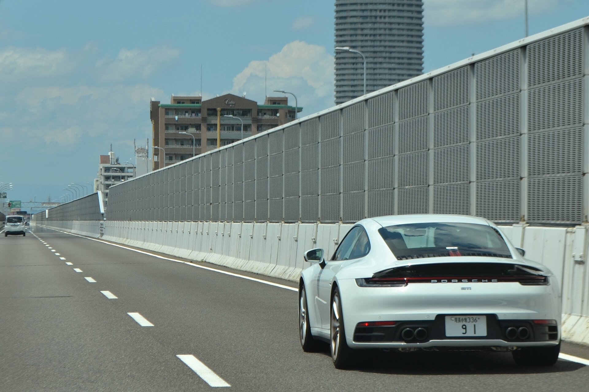 白いポルシェ911 Carreraの外観