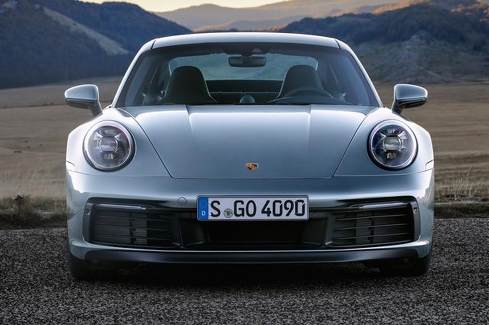 正面から見たシルバーのポルシェ911