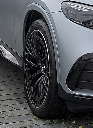 AMG GLC43のホイールとフロントタイヤのクローズアップ