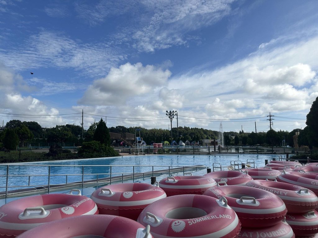 東京サマーランドの流れるプール「グレートジャーニー」専用のピンク色の浮き輪