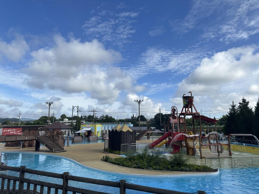 夏休みの東京サマーランドの屋外プール