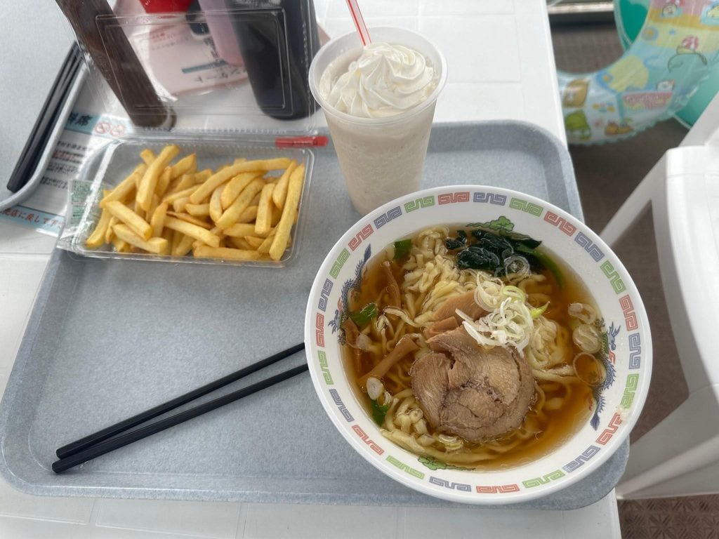 東京サマーランドでランチに食べたラーメンとフライドポテト