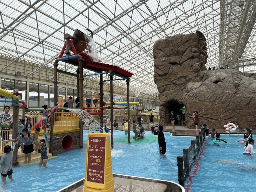 東京サマーランドの屋内キッズ向けプールと水遊び遊具