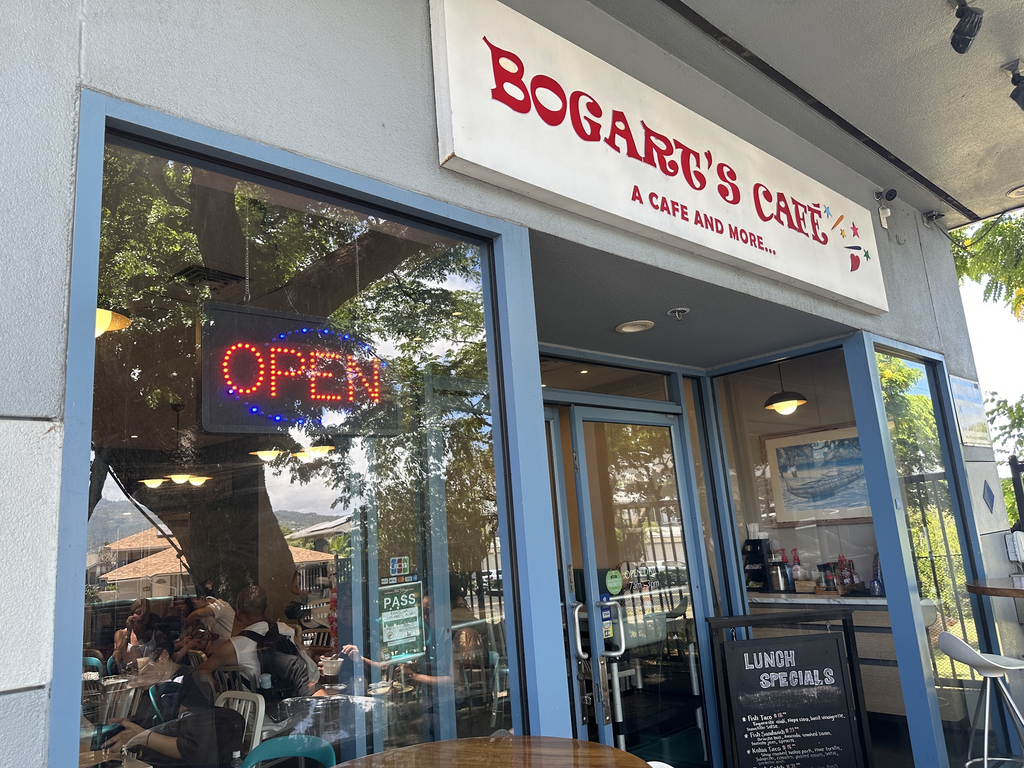 モンサラット通りにあるBogart’s Cafeの外観