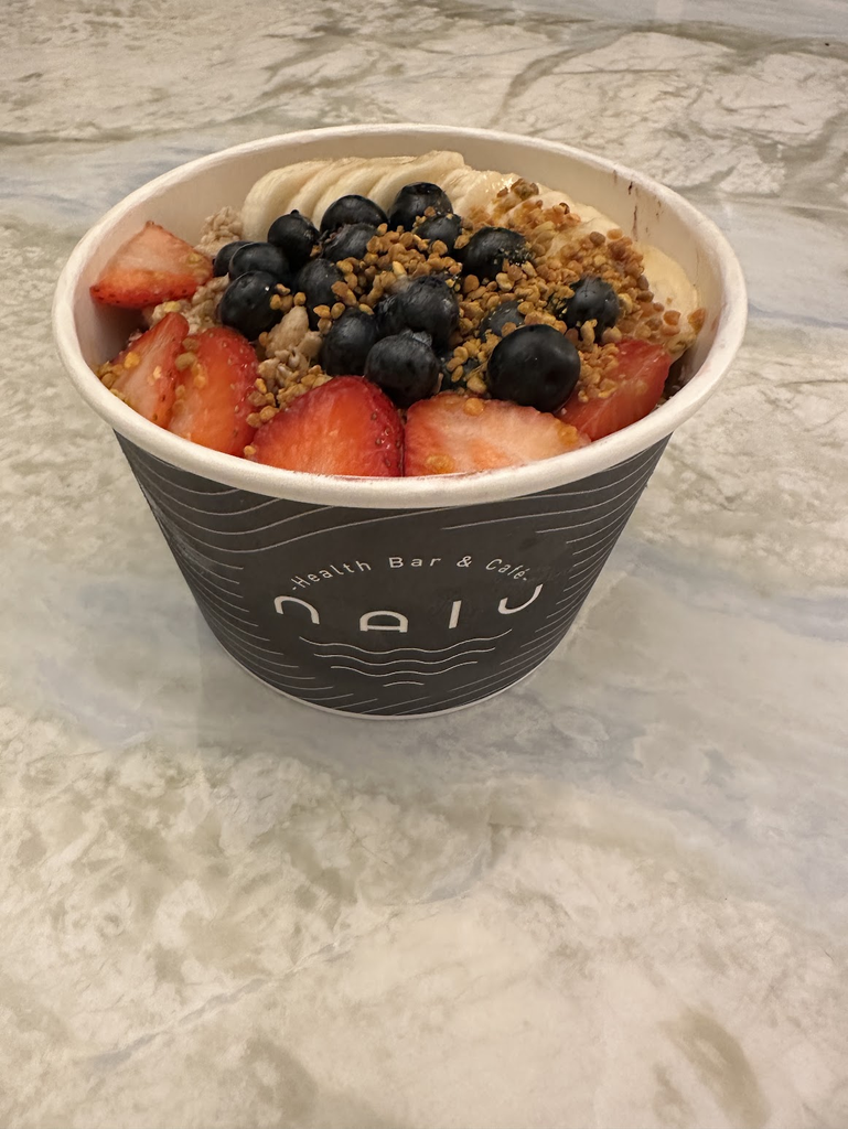 Nalu Health Bar & Cafeのロゴ入りカップに入ったアサイーボウル
