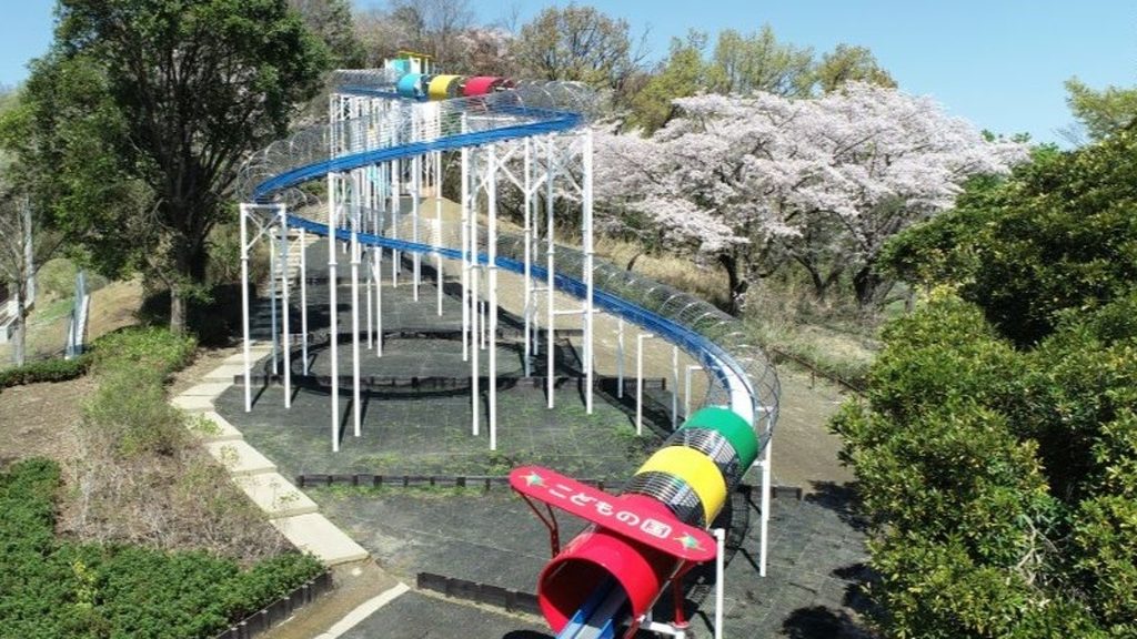 こどもの国のローラー滑り台で遊ぶ様子