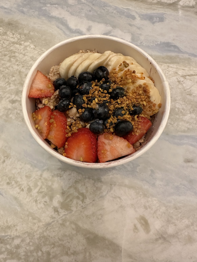 フルーツとグラノーラがのったNalu Health Bar & Cafeのアサイーボウル