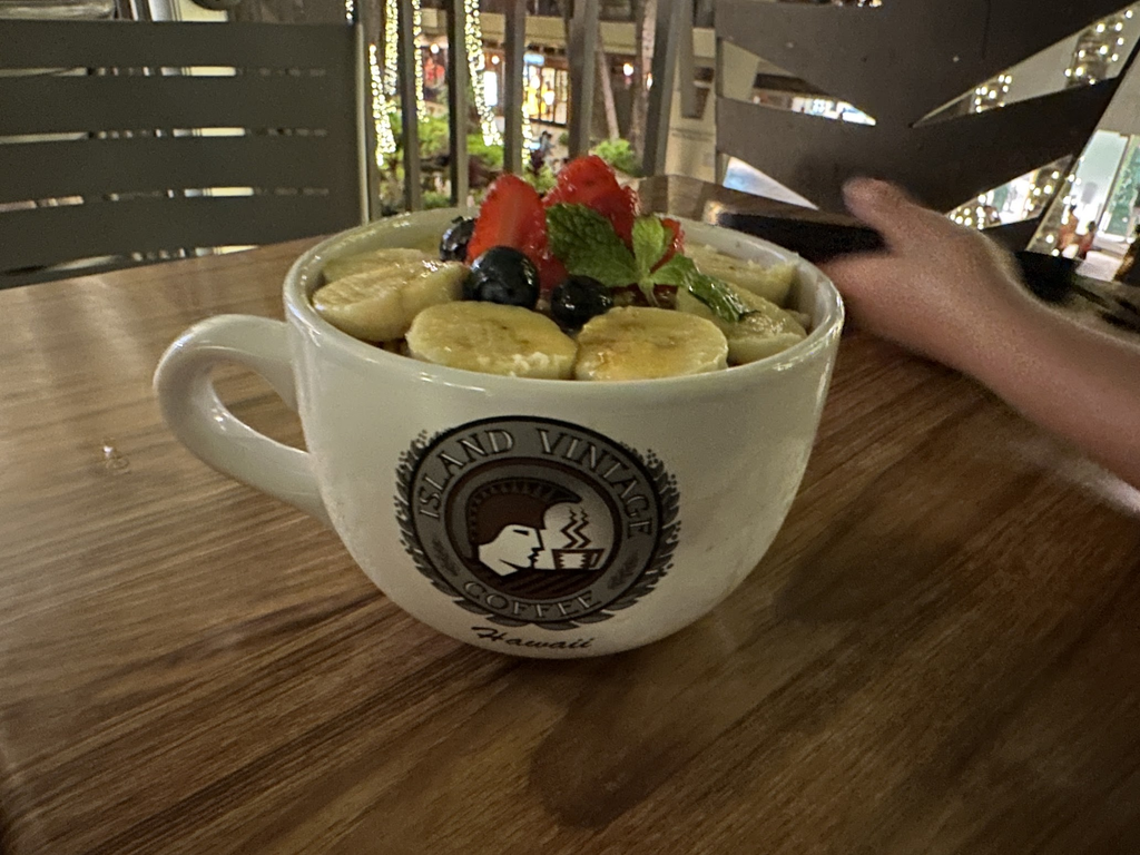 Island Vintage Coffeeのカップに入ったアサイーボウル