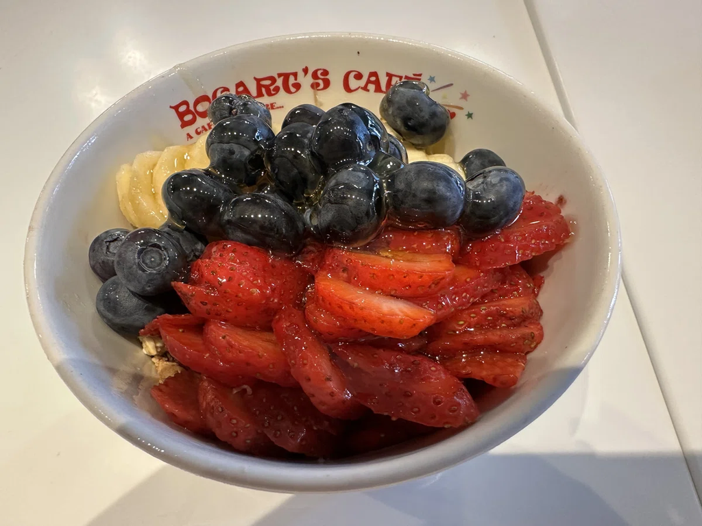 ストロベリーとブルーベリーがのったBogart’s Cafeのアサイーボウル