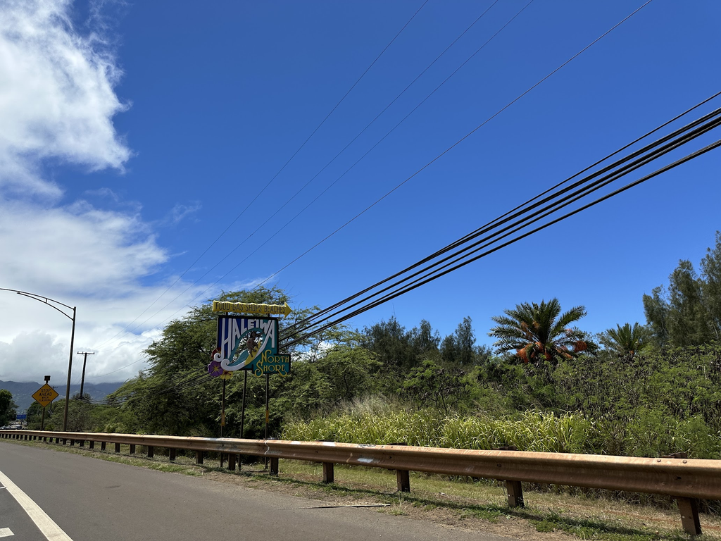 ノースショアドライブで通過したハレイワの道路標識