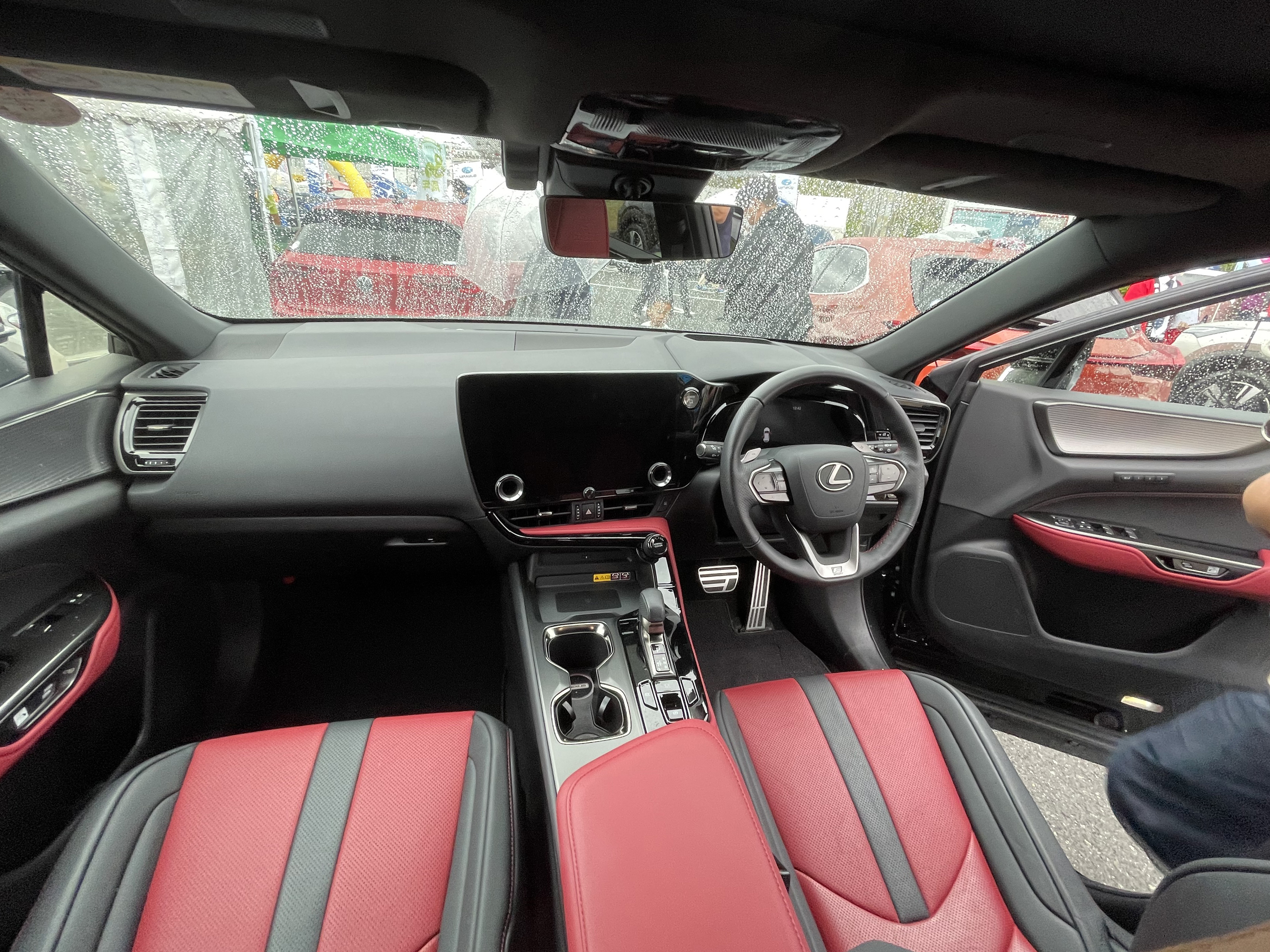 現行レクサスNX F SPORTの運転席とスポーツシート