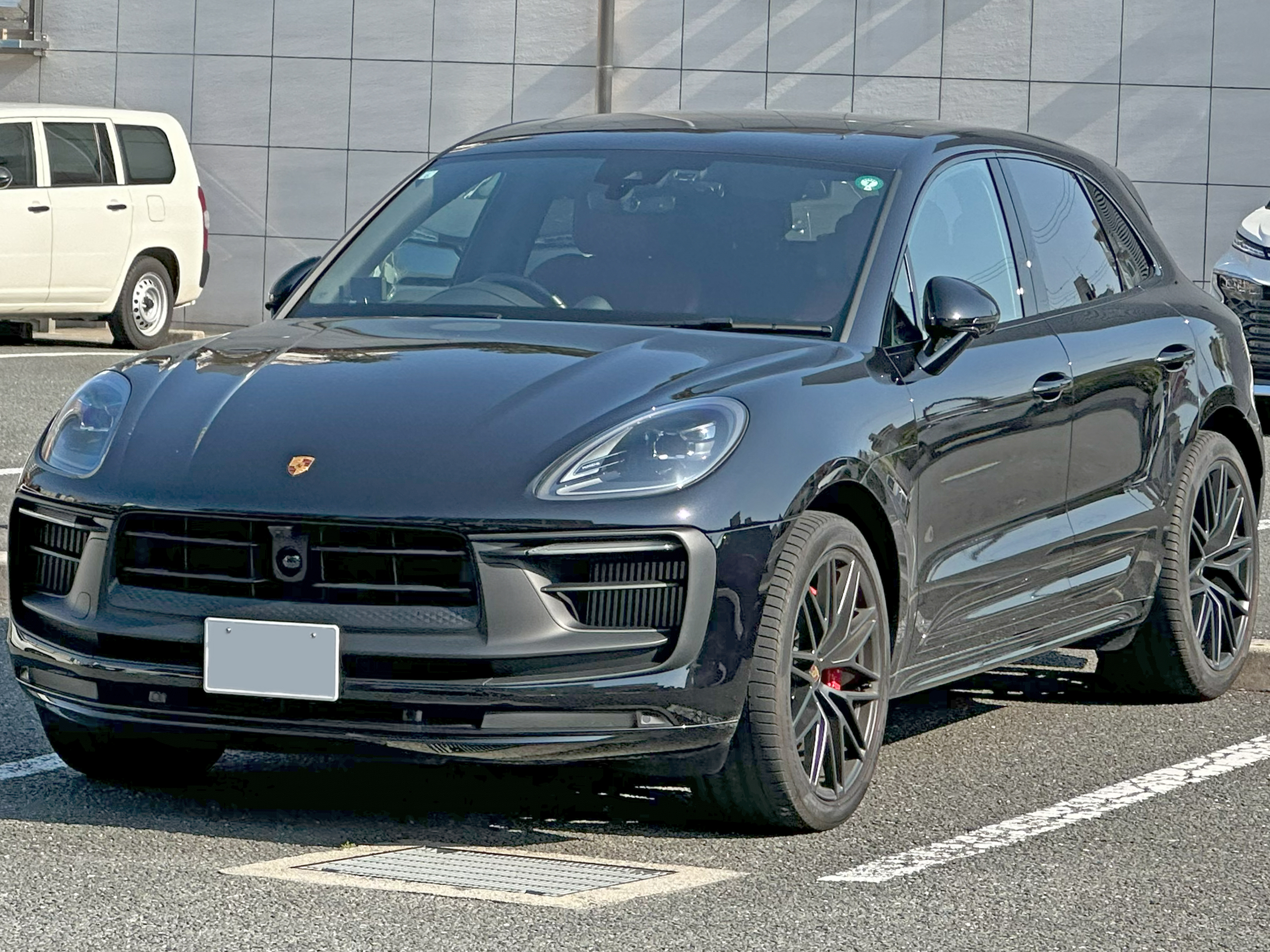 正面から見たポルシェ Macan GTSのワイドなボディ