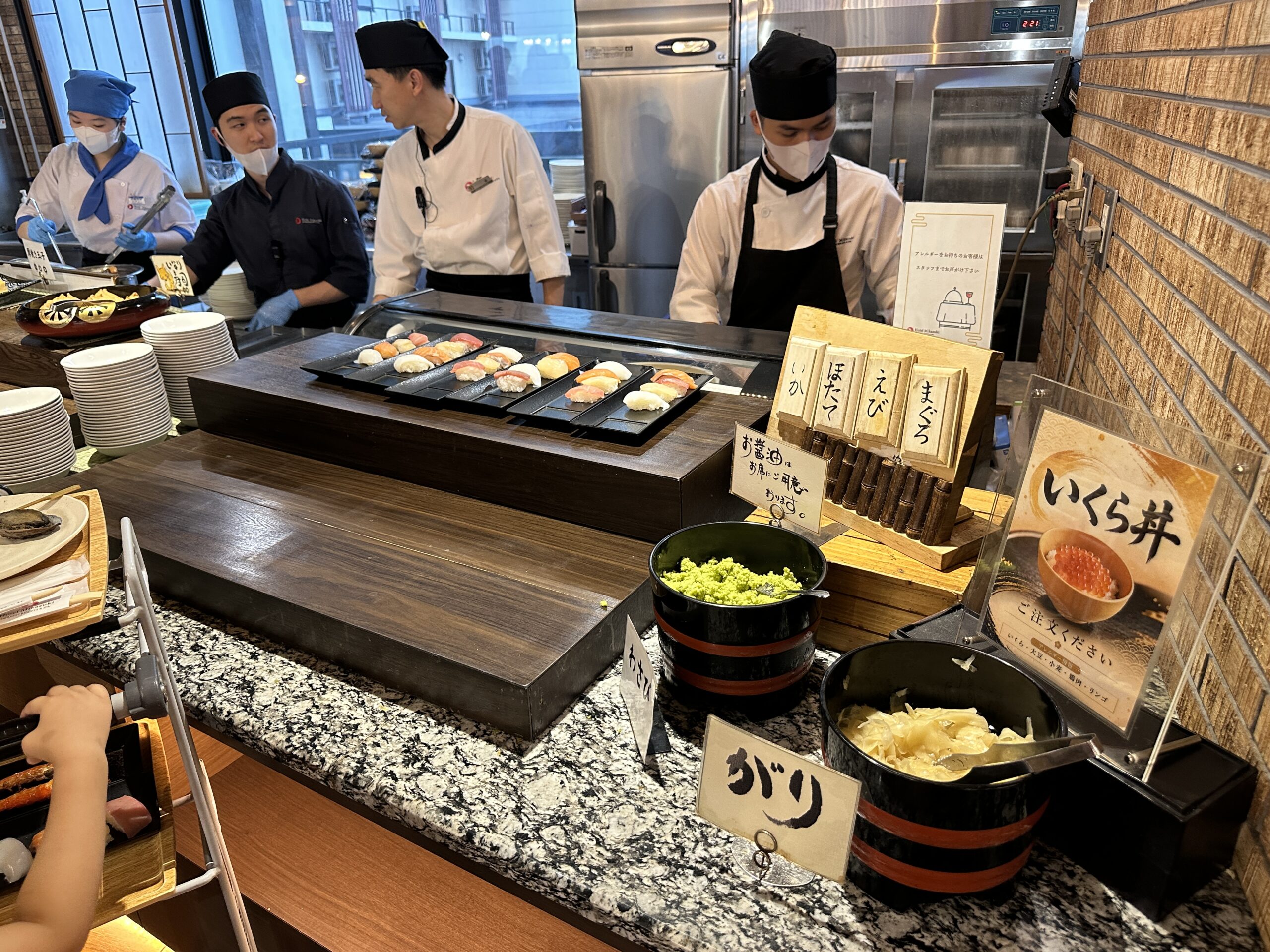 ホテル三日月 富士見亭の夕食バイキングにあるいくら丼の案内