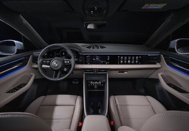 後席側から見たポルシェ Macan Electricのインパネとコックピット