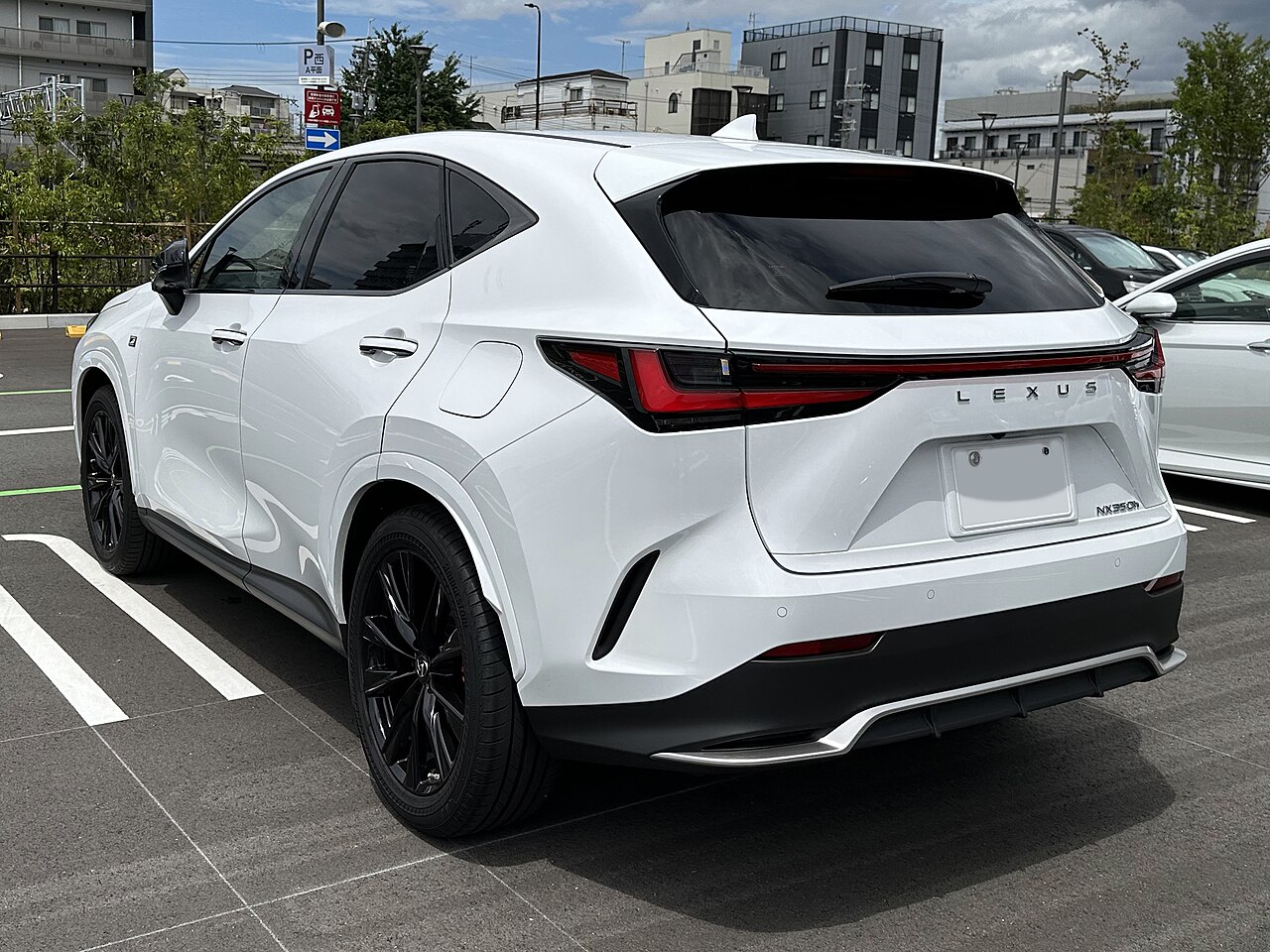 レクサスNX F SPORTを後方から見た外観