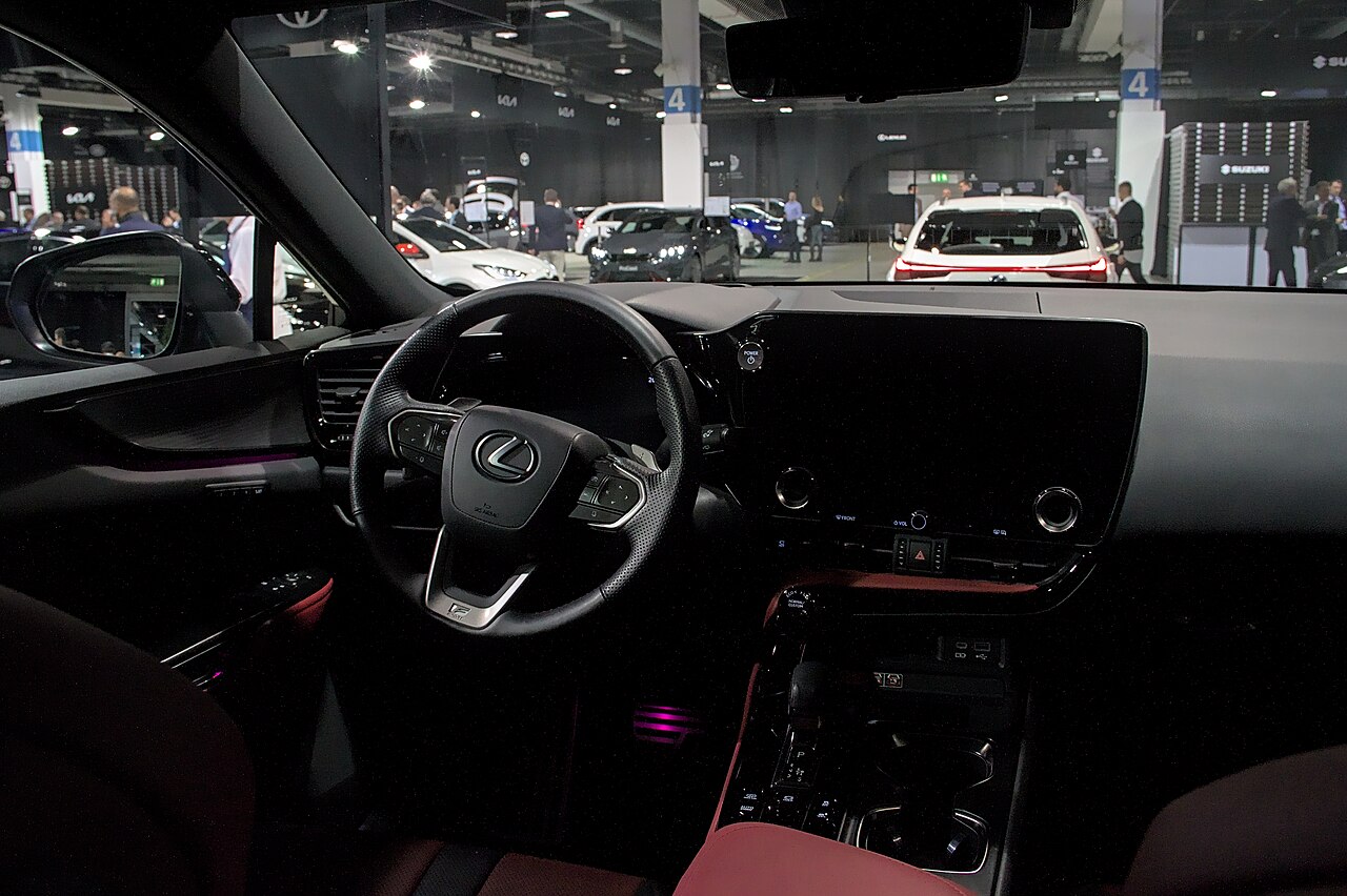 レクサスNX F SPORTの運転席まわりとスポーツシート