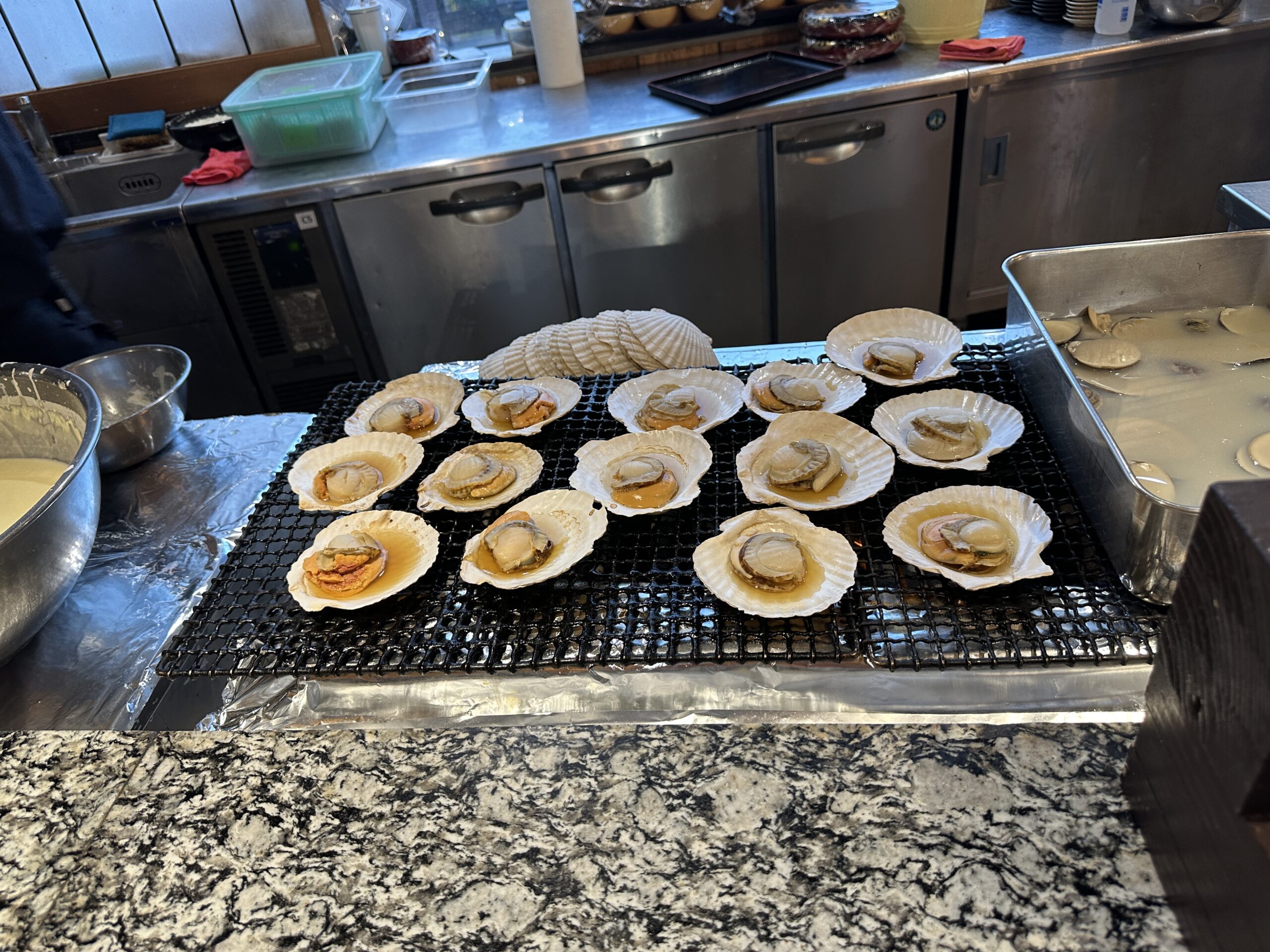 ホテル三日月の夕食バイキングで提供される焼きたてのホタテ