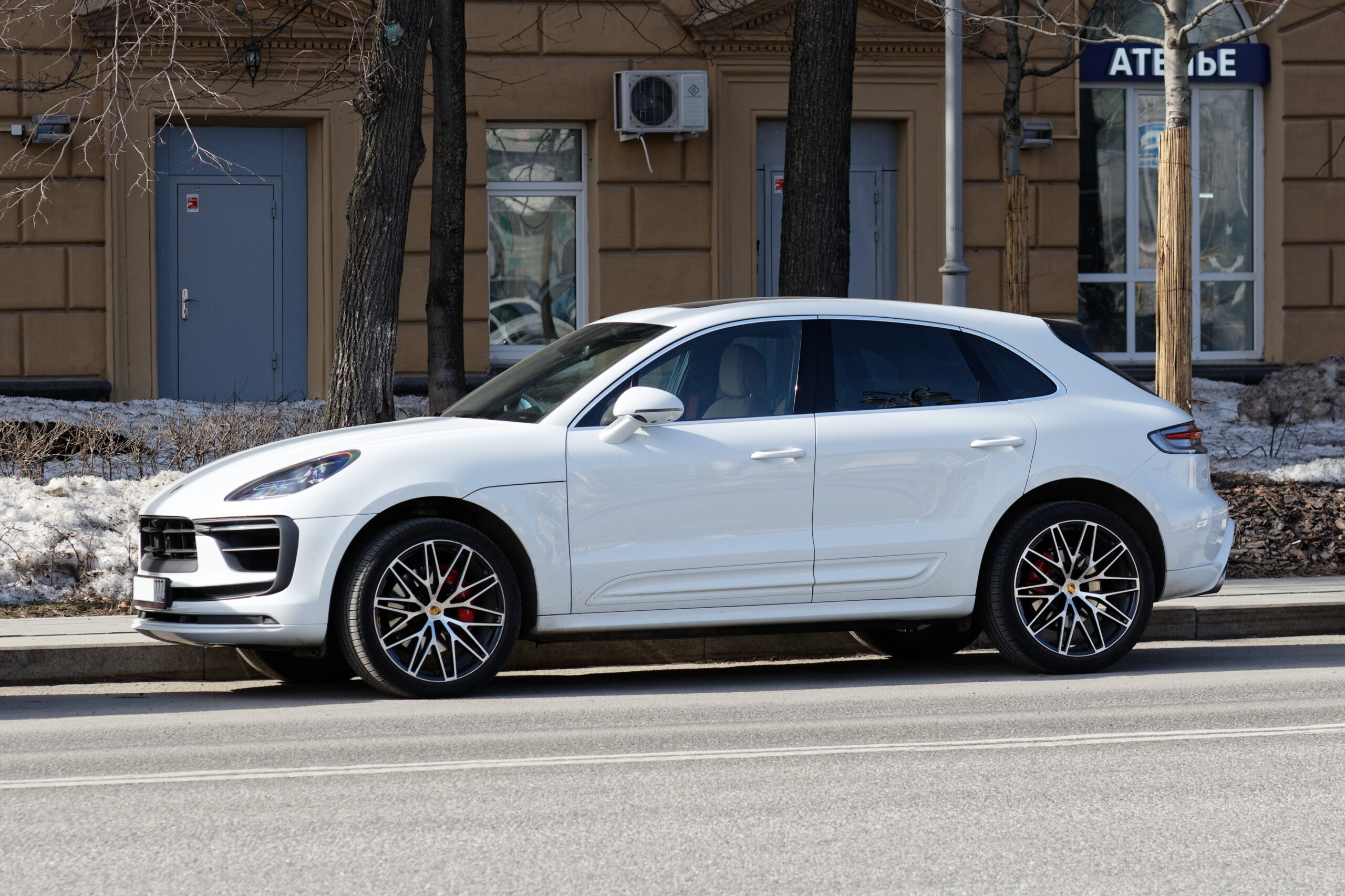 都市部に停車する白いポルシェ Macan S