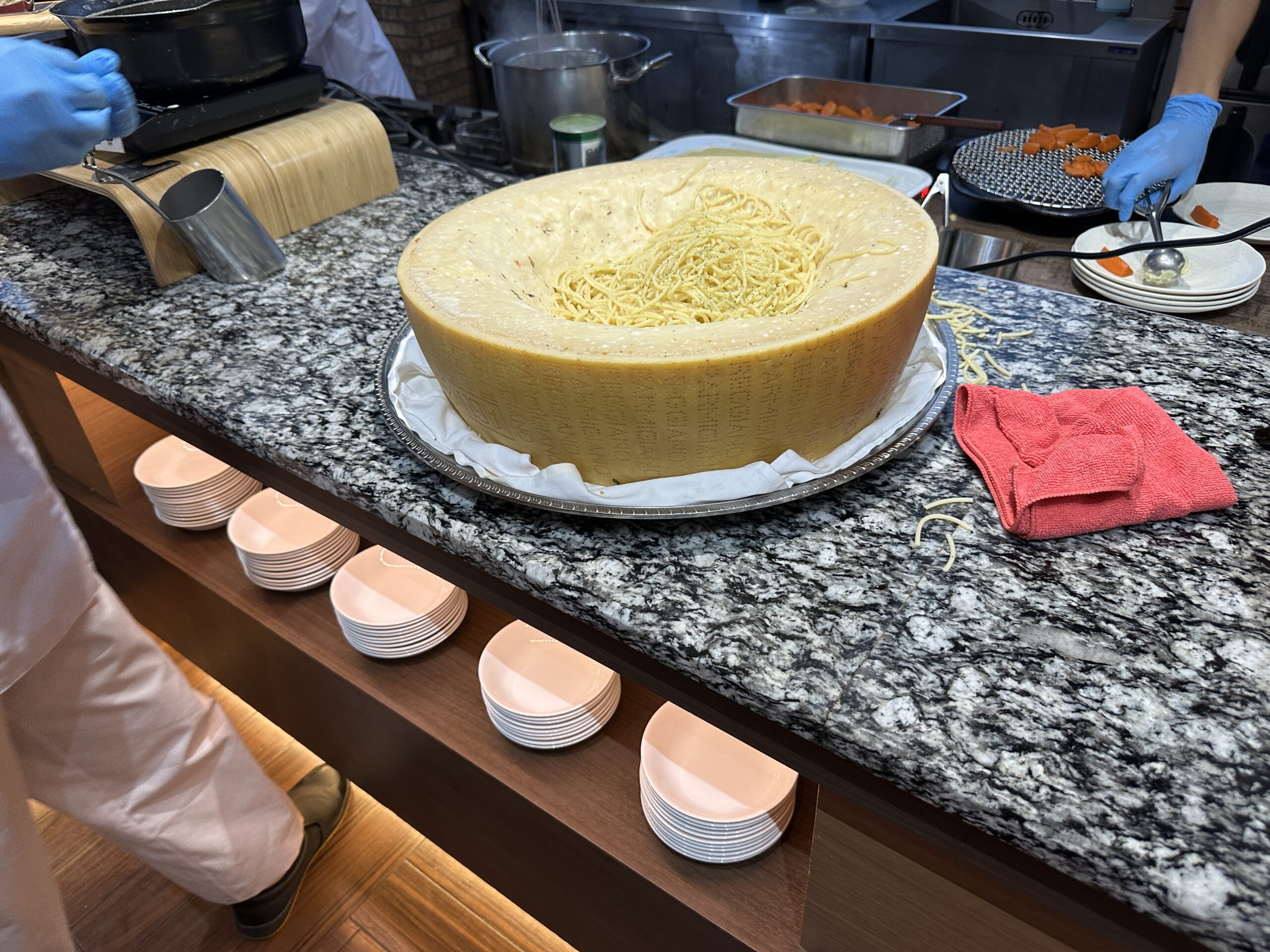 ホテル三日月 富士見亭の夕食バイキングで作られるパスタ