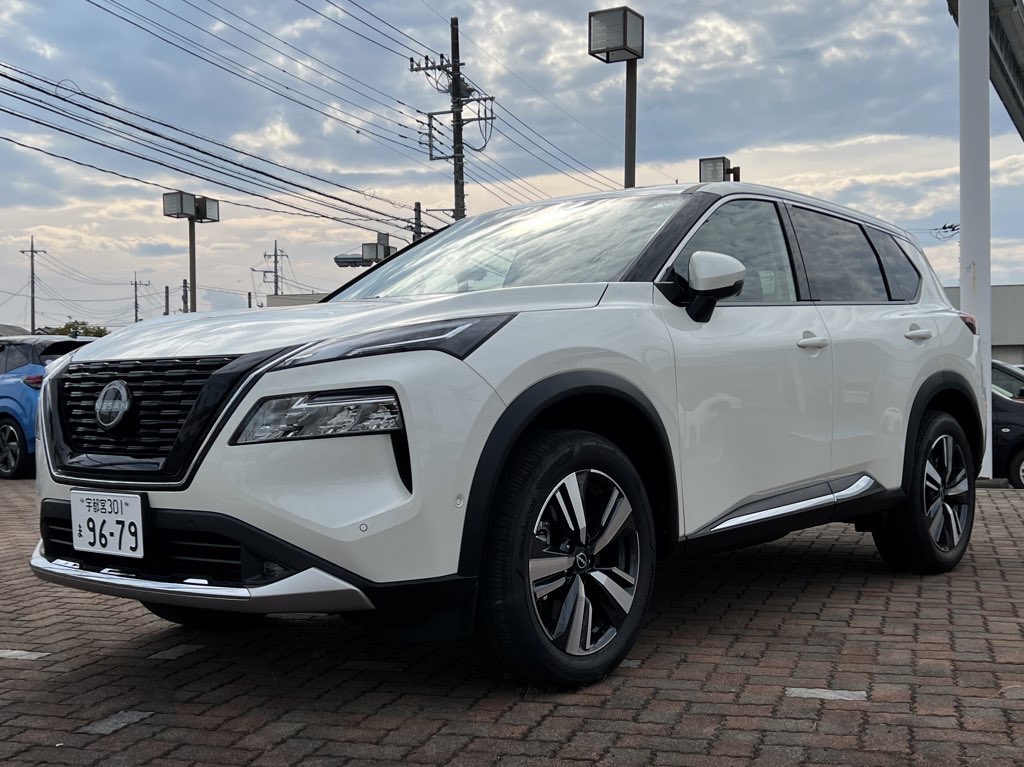 日産エクストレイルの全長と車幅が分かる外観