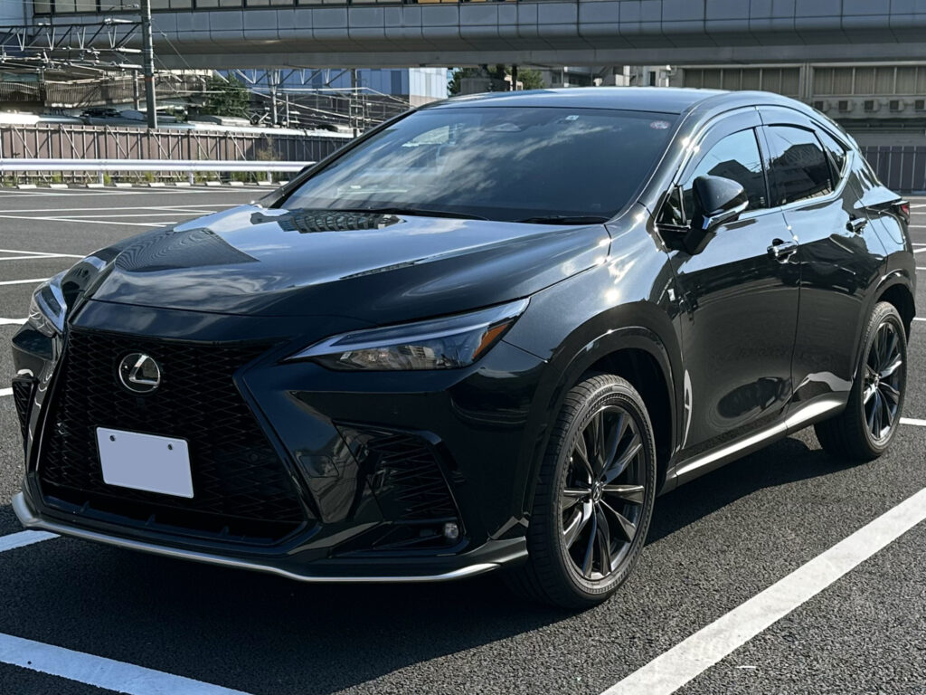 黒いレクサスNX350 F SPORTをフロントから見た外観