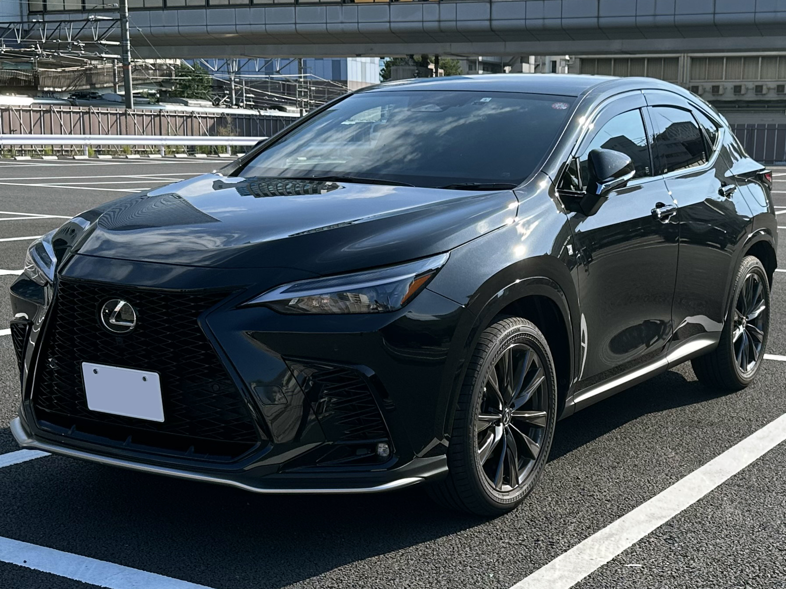 黒いレクサスNX350 F SPORTをフロントから見た外観