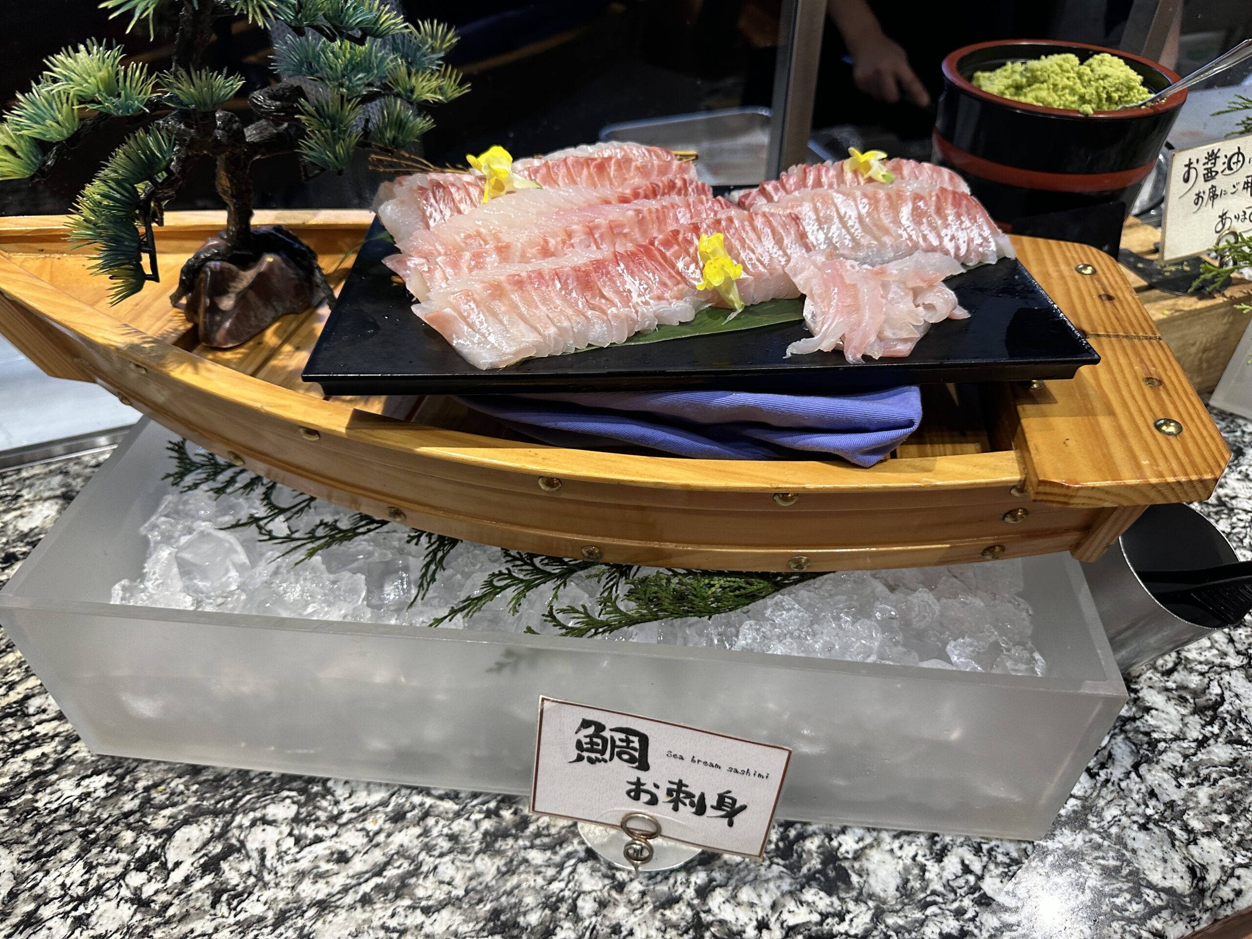 ホテル三日月 富士見亭の夕食バイキングに並ぶ鯛の刺身
