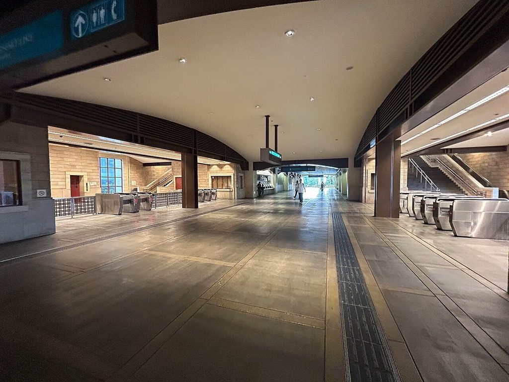 東京ディズニーシー・ステーションの改札。入園前にトイレを利用した駅の実景です。