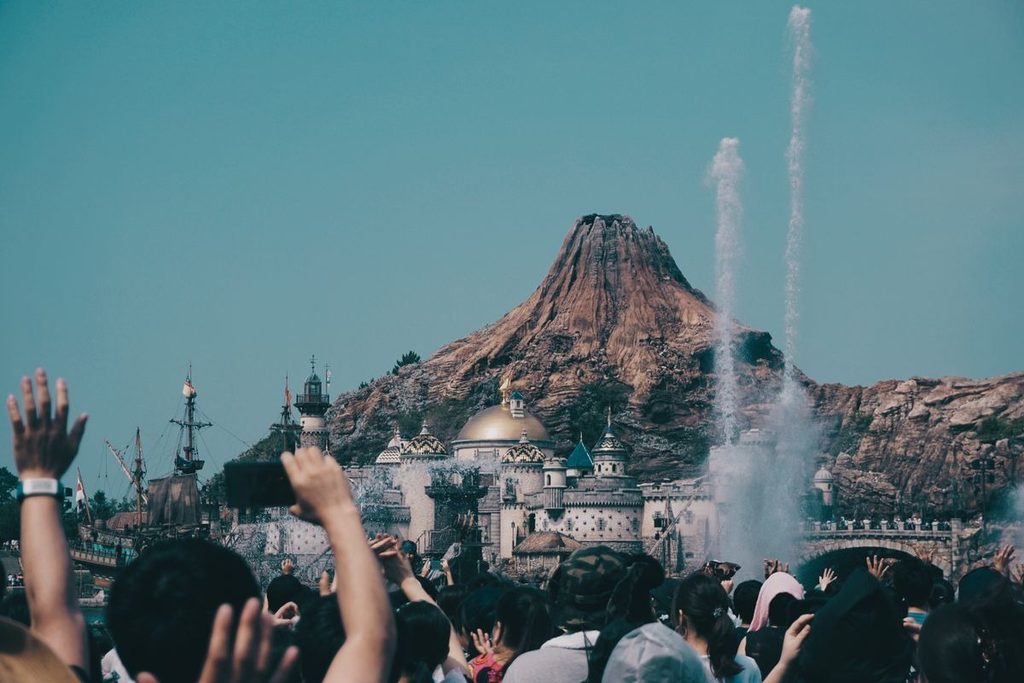 東京ディズニーシーで多くのゲストが行き交う風景