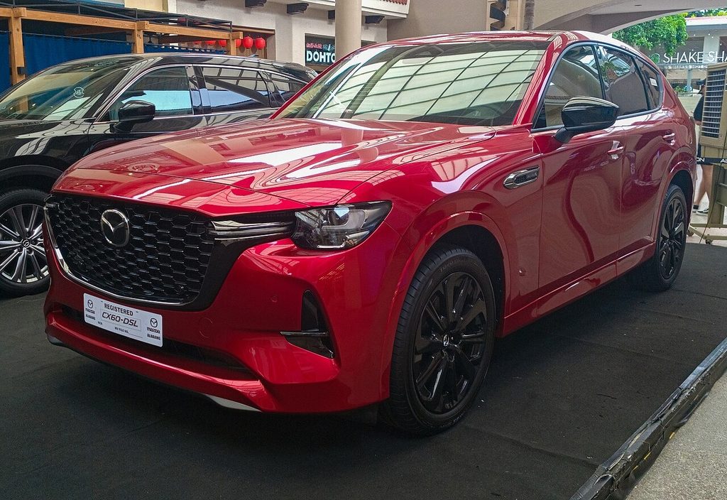 赤いマツダ CX-60 3.3ディーゼルを斜め前から見たフロントスタイル