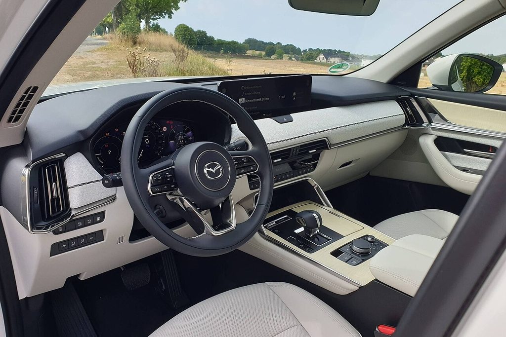 マツダ CX-60の運転席から見たステアリングとコックピット