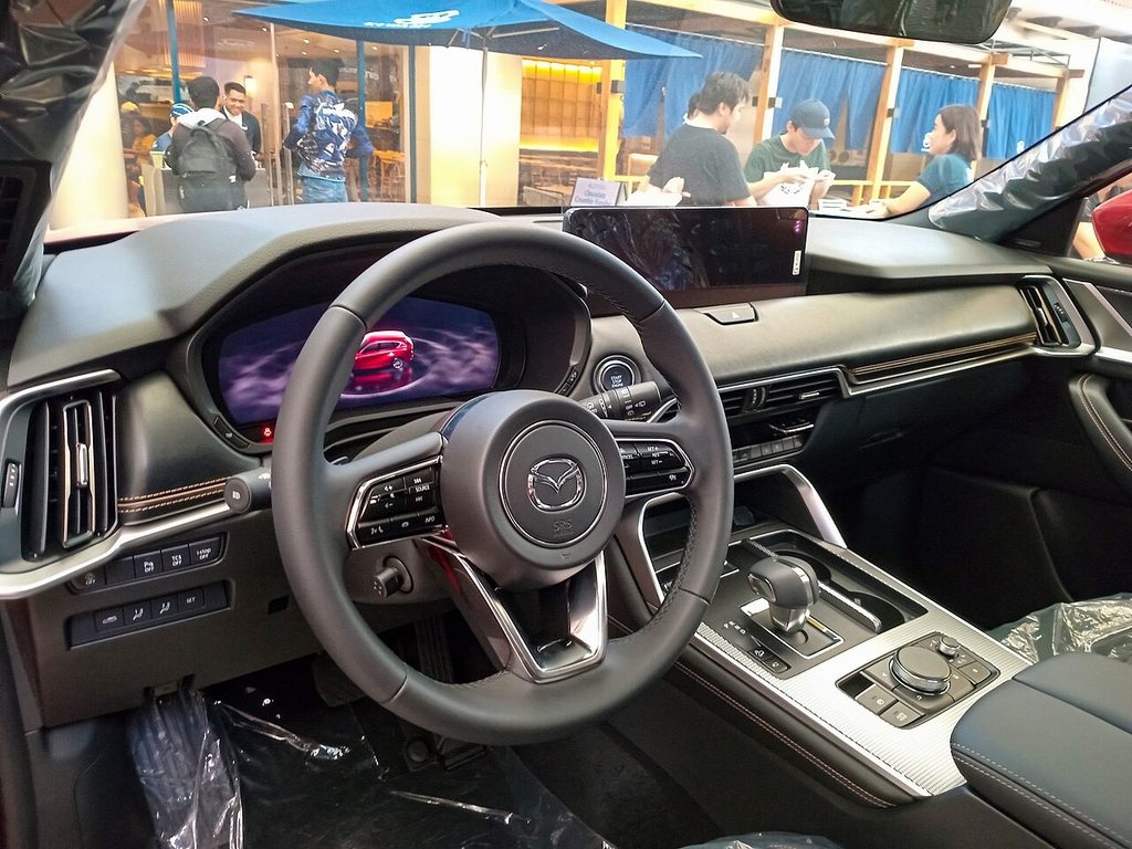 マツダ CX-60の運転席と助手席を含む明るく清潔なインテリア