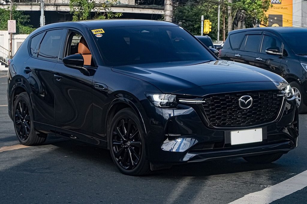 ディープクリスタルブルーのマツダ CX-60 3.3ディーゼルを斜め前から見た外観