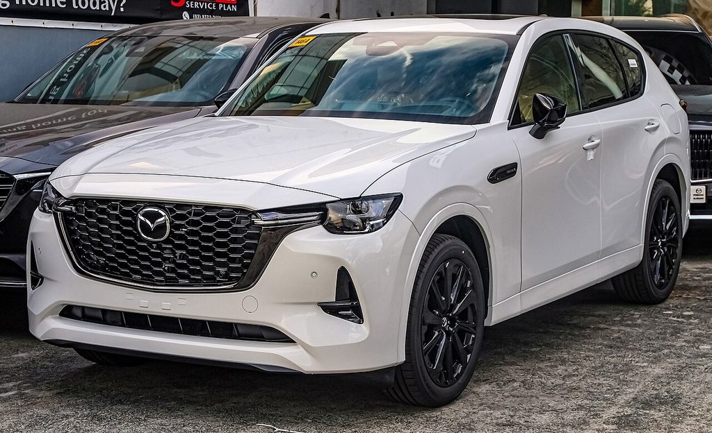 ロジウムホワイトのマツダ CX-60 3.3ディーゼルを斜め前から見た外観