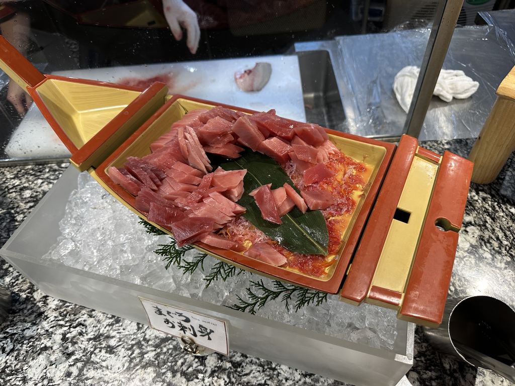 ホテル三日月 富士見亭の夕食バイキングに並ぶ海鮮料理