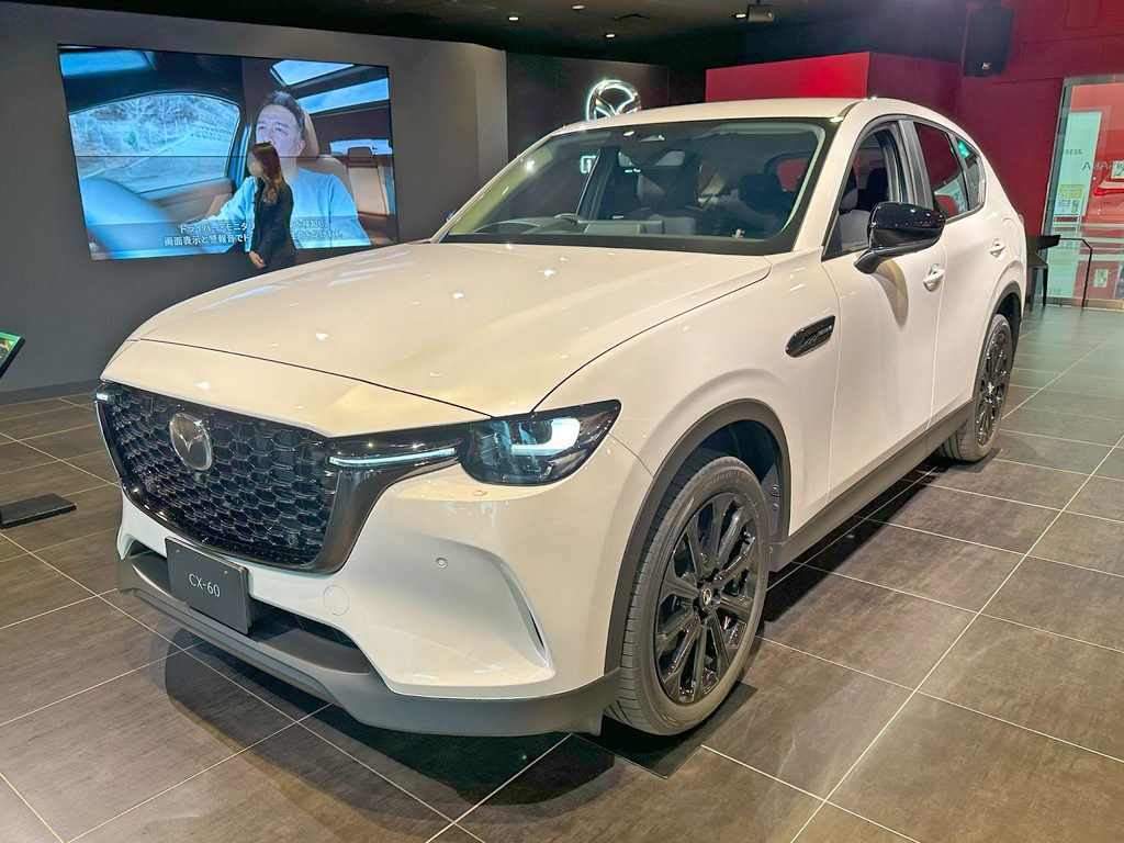 白いマツダ CX-60 XDを斜め前から見たフロントスタイリング