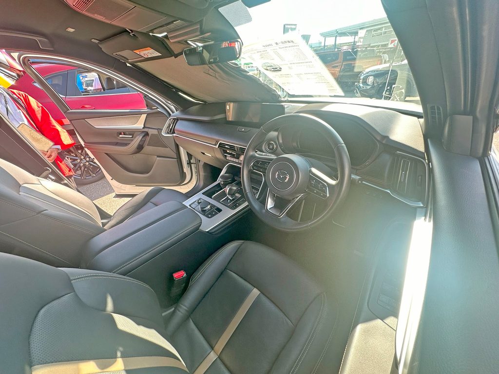 マツダ CX-60の運転席とセンターコンソールを含むインテリア