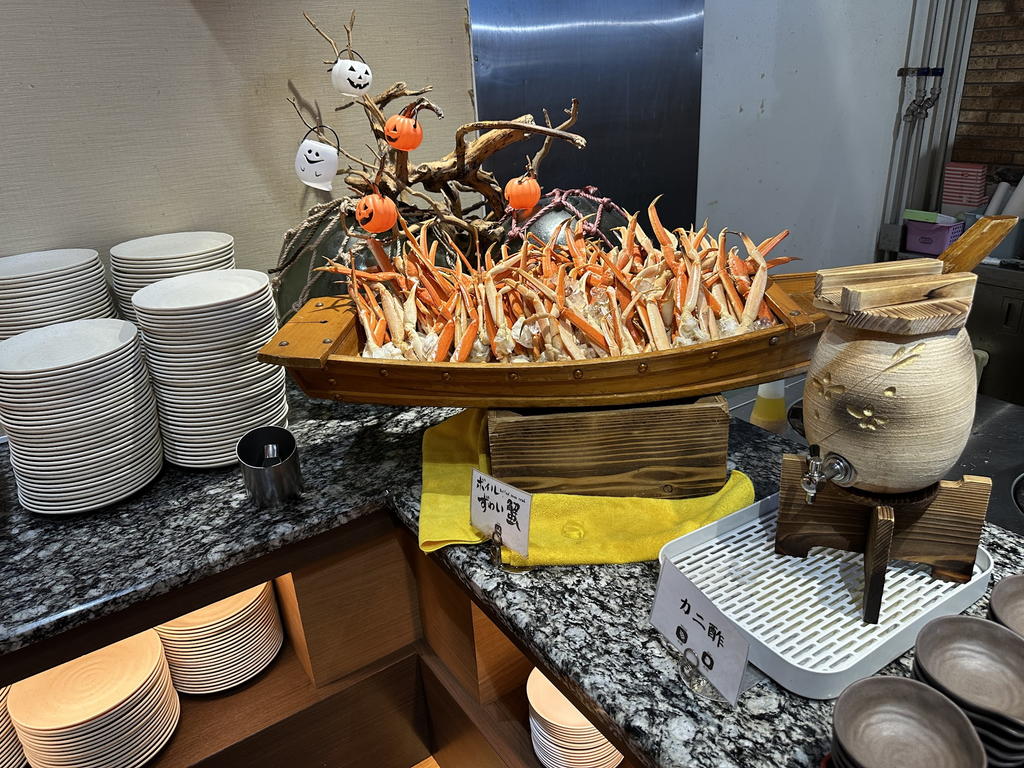ホテル三日月 富士見亭の夕食バイキングに並ぶ料理