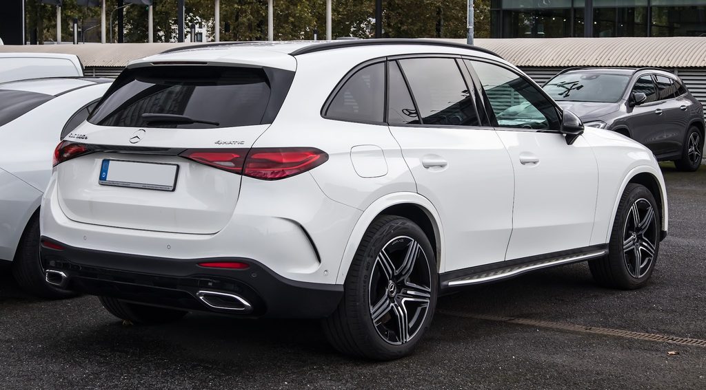メルセデス・ベンツGLC 300e 4MATIC AMG Lineのリア外観