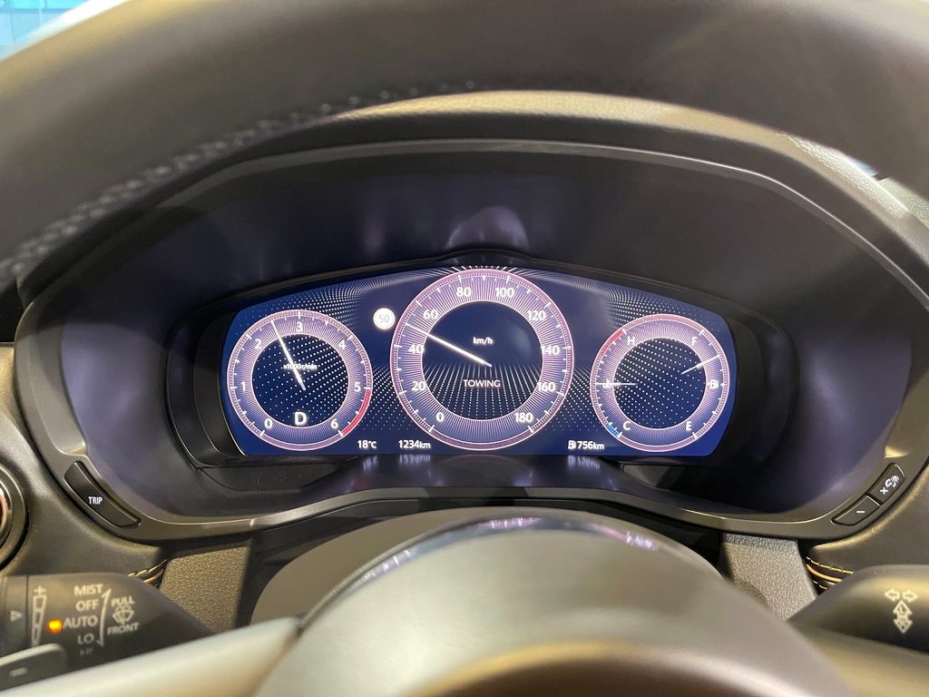 マツダ CX-60 XDの運転席から見たダッシュボードとコックピット