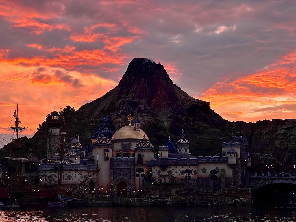 東京ディズニーシーを象徴するプロメテウス火山