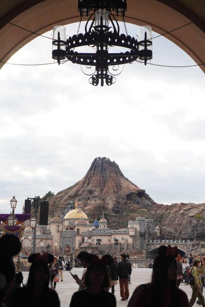 東京ディズニーシーのエントランス側から望むパーク風景