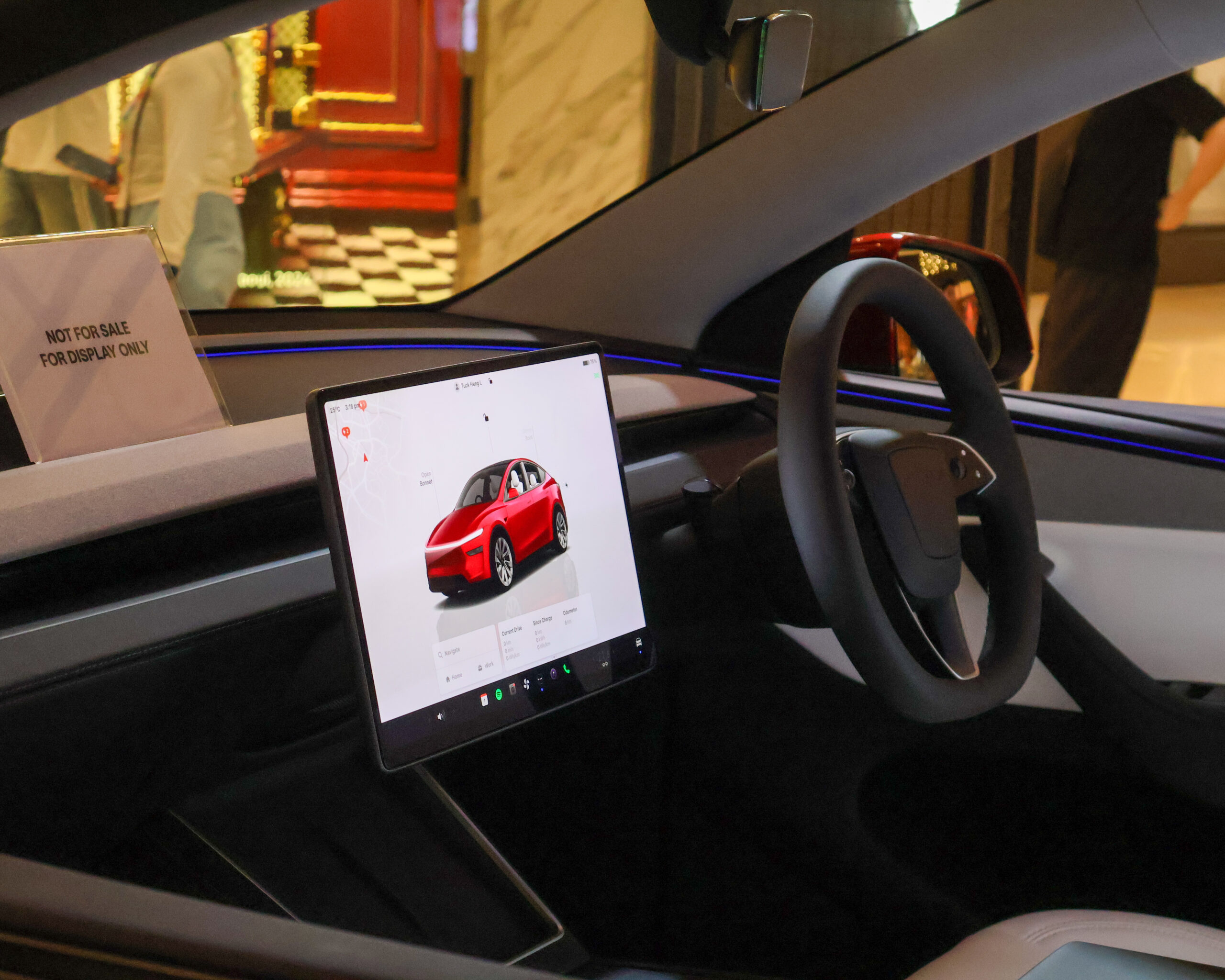 2025年型テスラModel Yの運転席とダッシュボード