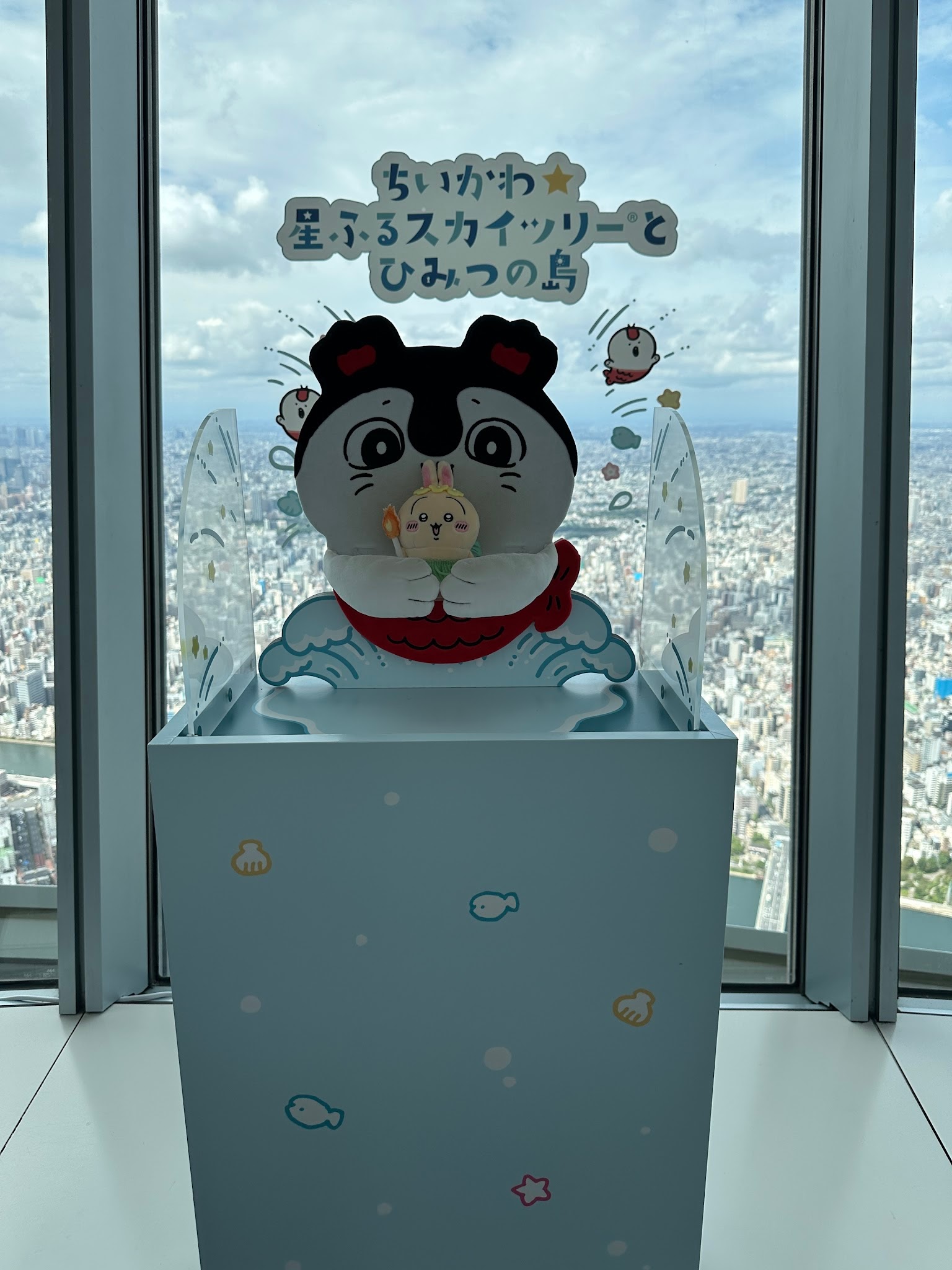 東京の景色と一緒に楽しめるちいかわの立体展示