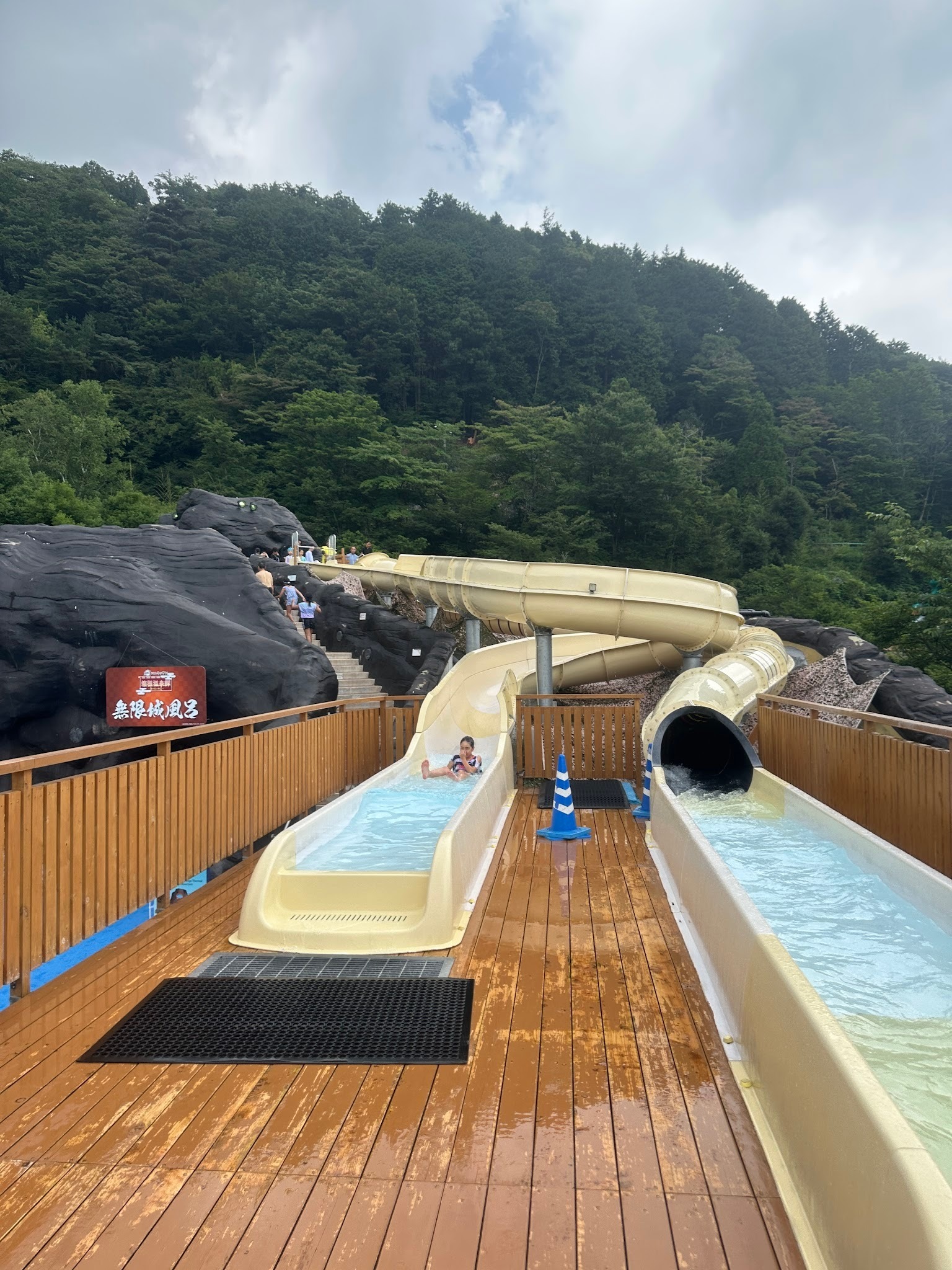 箱根小涌園ユネッサンの屋外ウォータースライダー