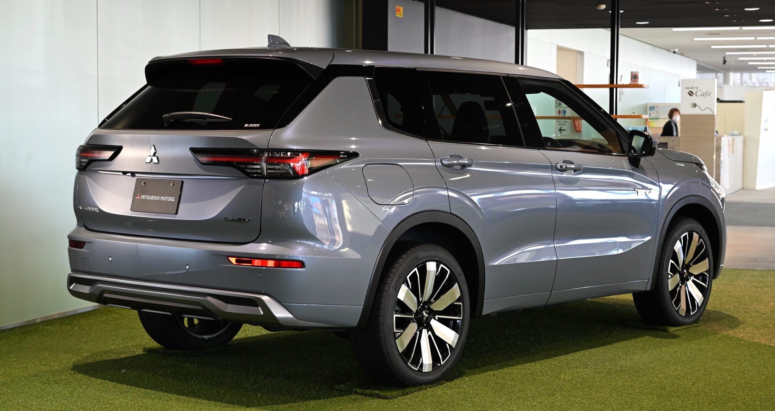 アウトランダーPHEV P Executive Packageの後部外観
