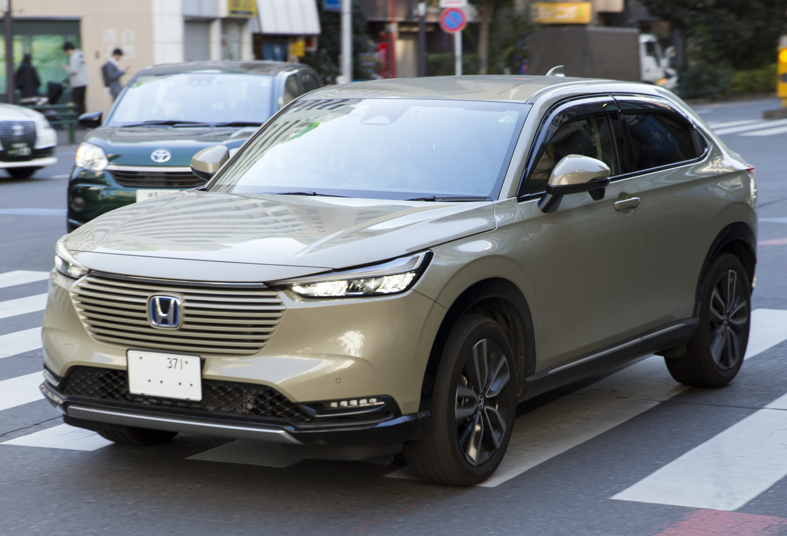ホンダ ヴェゼル e:HEV Zの斜め前からの外観