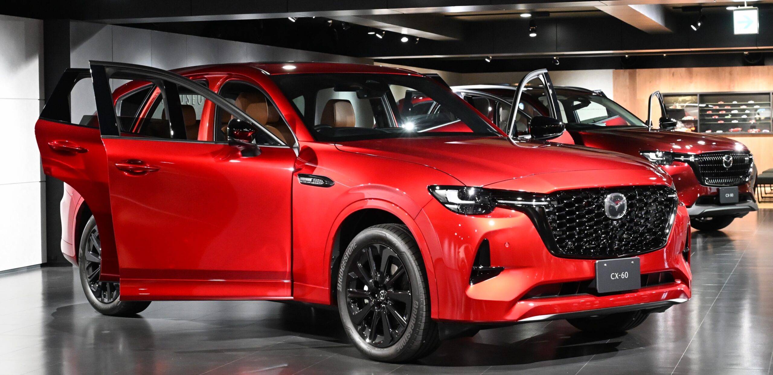 長いフロントノーズが印象的なマツダCX-60